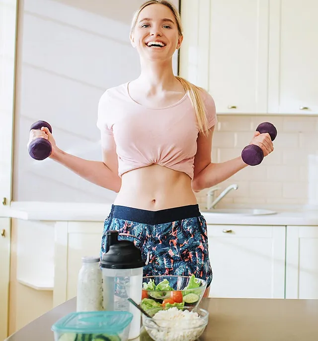 Chica feliz realizando ejercicio y con comida saludable