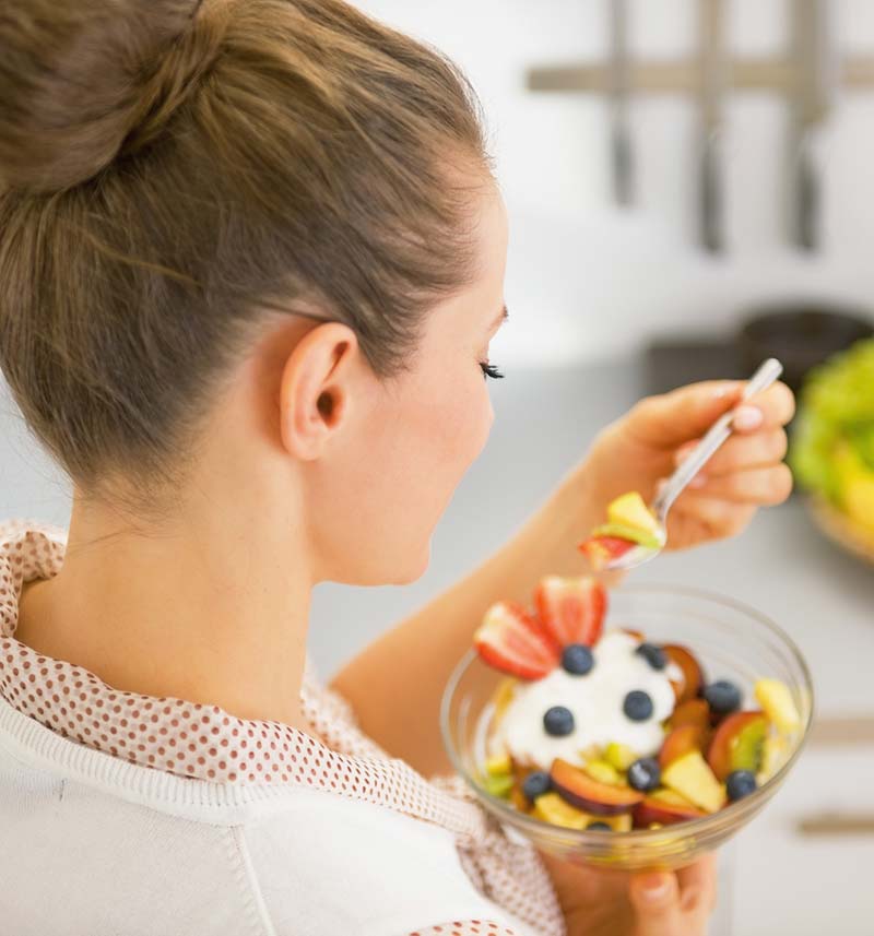 Chica comiendo saludable